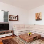 Nikolina St - Comfort Two Bedroom A1 * Split