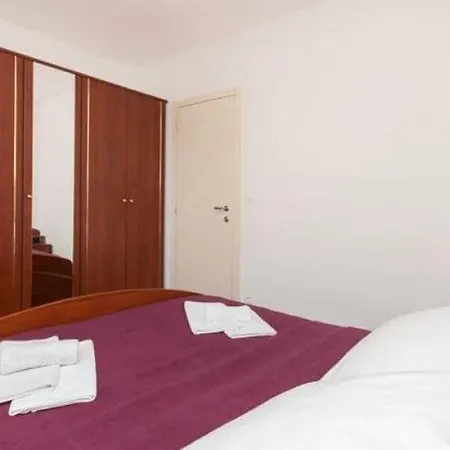 Nikolina St - Comfort Two Bedroom A1 *