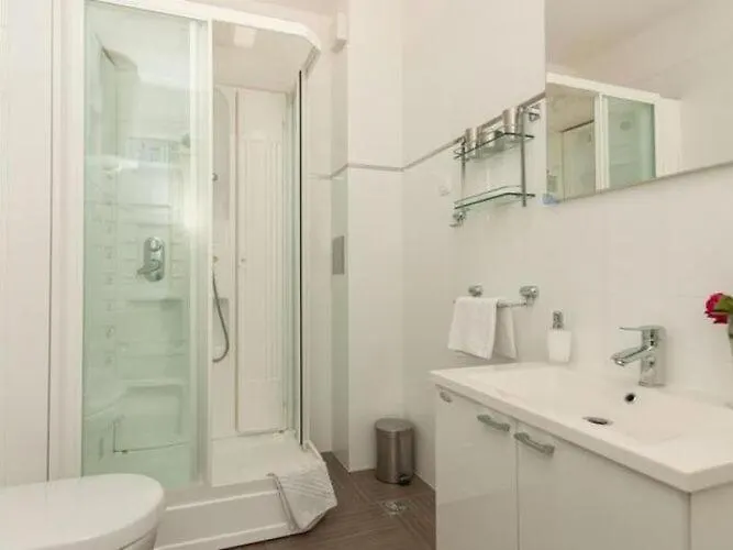 Nikolina St - Comfort Two Bedroom A1 Apartment