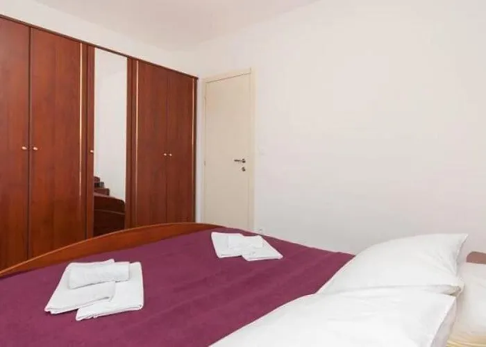 Nikolina St - Comfort Two Bedroom A1 *